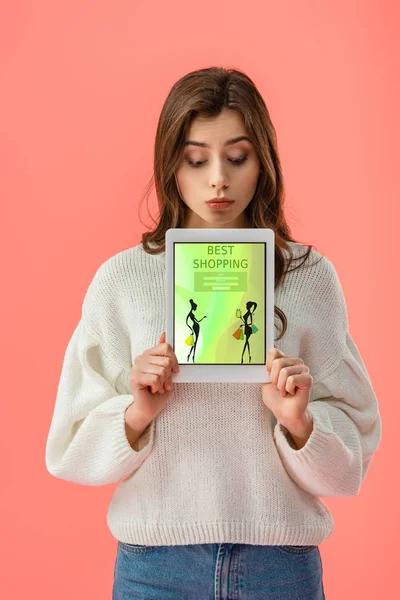 Attractive young woman holding digital tablet with best shopping app on screen isolated on pink — Stock Photo