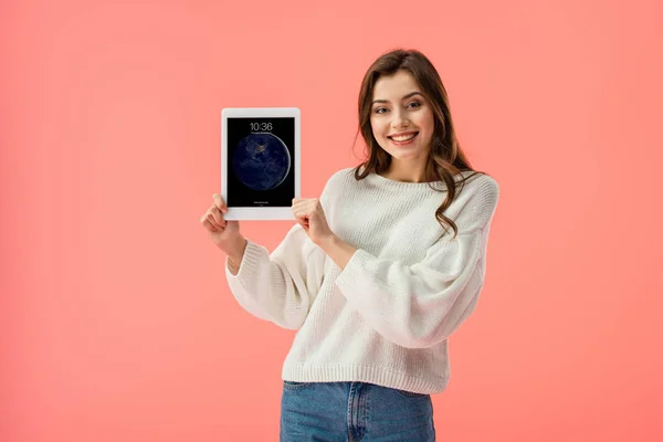 Allegra giovane donna in possesso di tablet digitale con schermo di blocco isolato su rosa — Foto stock