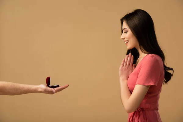 Cropped view of man making marriage proposal to surprised brunette girl — Stock Photo