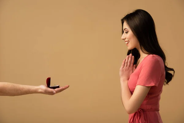 Vista ritagliata dell'uomo che fa la proposta di matrimonio alla ragazza bruna sorpresa — Foto stock