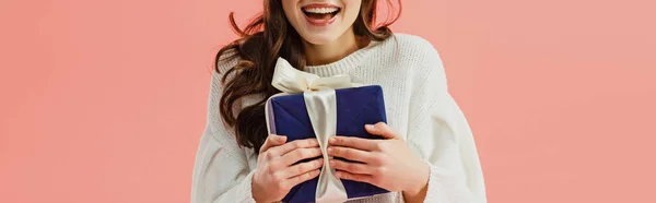Vista ritagliata della donna in maglione bianco contenente scatola regalo isolato su rosa — Foto stock