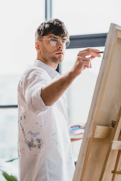 Foco seletivo de artista bonito em óculos pintura sobre tela — Fotografia de Stock