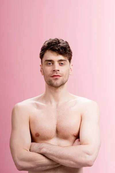 Schöner, ernsthafter brünetter Mann schaut auf rosa Kamera — Stockfoto