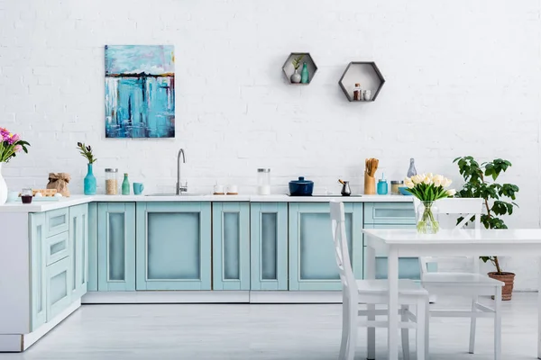 Intérieur de cuisine turquoise et blanche avec ustensiles de cuisine et décoration — Photo de stock