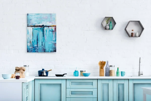 Intérieur de la cuisine moderne avec peinture sur mur de briques blanches — Photo de stock