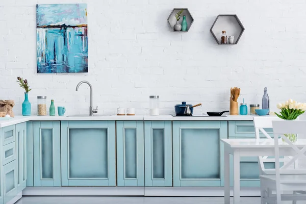 Intérieur de la cuisine turquoise moderne avec peinture sur mur de briques blanches — Photo de stock