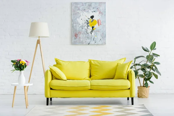 Interior de la moderna sala de estar blanca con decoración y sofá amarillo brillante - foto de stock