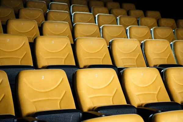 Filas de cómodos asientos vacíos de color naranja en la sala de cine — Stock Photo