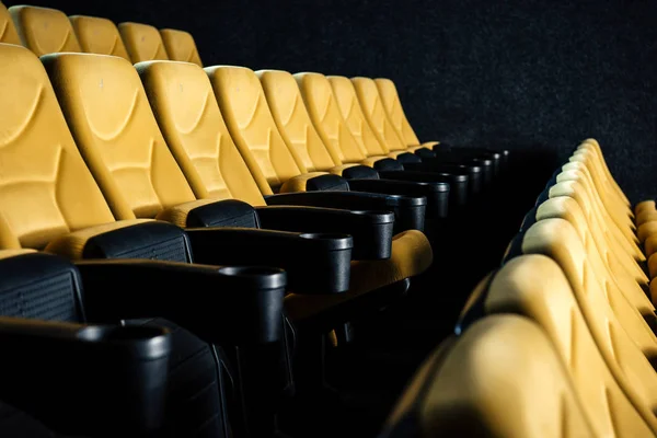 Enfoque selectivo de cómodos asientos de cine naranja con portavasos — Stock Photo