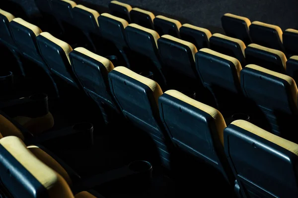Filas de cómodos asientos vacíos de plástico en la sala de cine - foto de stock