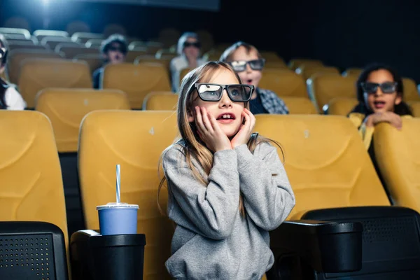 Amis multiculturels dans des lunettes 3D regarder un film au cinéma — Photo de stock