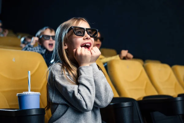 Amigos multiculturales emocionados en gafas 3d viendo películas en el cine juntos - foto de stock