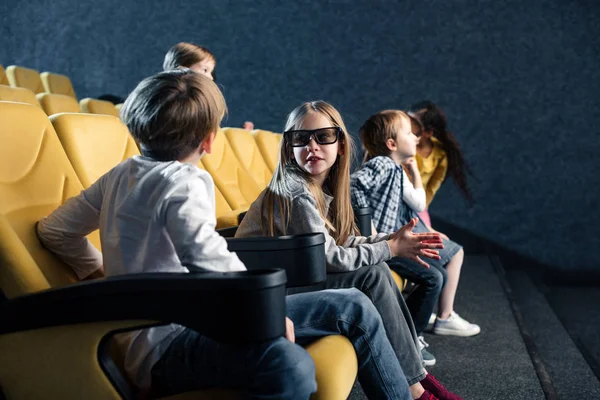 Мультикультурные друзья в 3D очках, сидящие в кино и смотрящие кино — стоковое фото