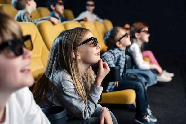 Selektive Fokussierung lächelnder Freunde beim Film in 3D-Brille — Stockfoto