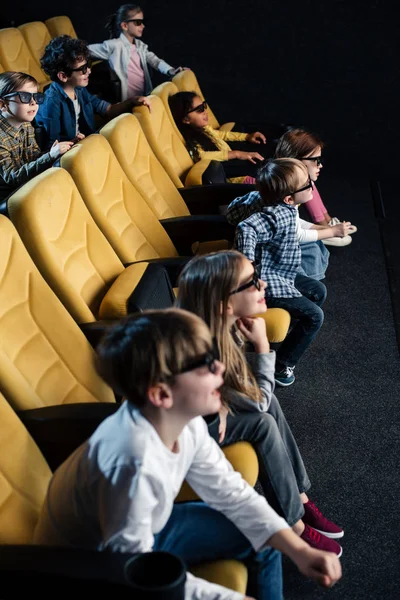 Amici multiculturali sorridenti in occhiali 3d guardare film nel cinema — Foto stock