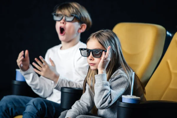 Foyer sélectif des amis dans les lunettes 3D regarder un film au cinéma — Photo de stock