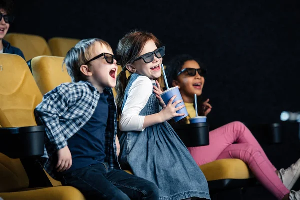 Amigos multiculturais emocionais assistindo filme no cinema — Fotografia de Stock