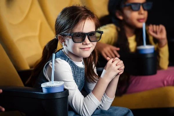 Foco seletivo de amigos multiculturais em óculos 3d assistindo filme no cinema — Fotografia de Stock