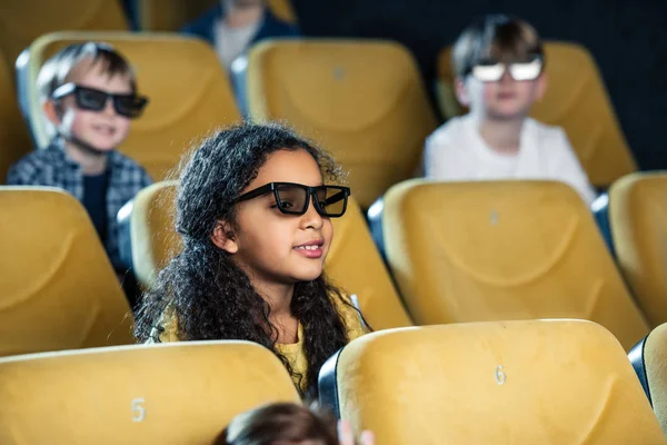 Selektiver Fokus lächelnder multikultureller Freunde beim gemeinsamen Filmgucken — Stockfoto