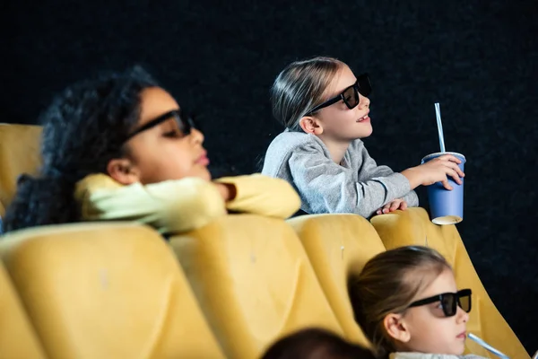 Foyer sélectif de mignons amis multiculturels regarder un film dans le cinéma ensemble — Photo de stock