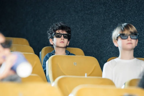 Selektiver Fokus von Mischlingsjungen, die gemeinsam mit Freunden einen Film im Kino ansehen — Stockfoto