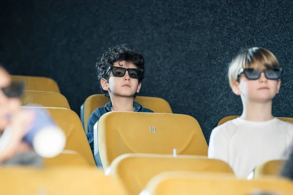 Foyer sélectif de mixte garçon de race regarder un film au cinéma avec des amis — Photo de stock