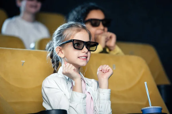Foco seletivo de amigos multiculturais em óculos 3d assistindo filme juntos — Fotografia de Stock
