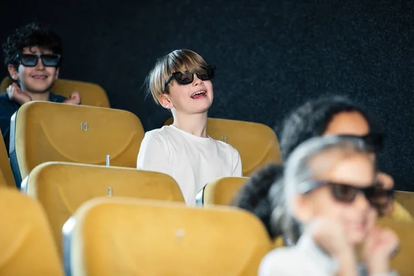 Enfoque selectivo de amigos multiculturales viendo películas juntos - foto de stock