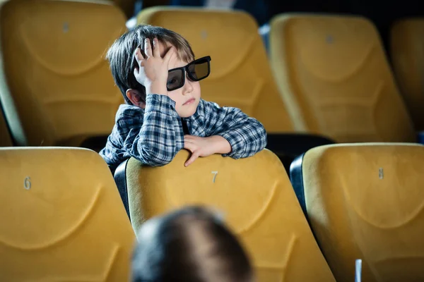 Селективный фокус милого мальчика в 3D очках, смотрящего фильм в кино — стоковое фото