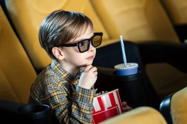 Adorabile ragazzo in bicchieri 3d in possesso di tazza di carta con popcorn — Foto stock