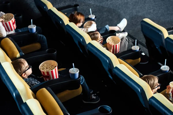 Vista aérea de amigos en gafas 3d comiendo palomitas de maíz en el cine - foto de stock