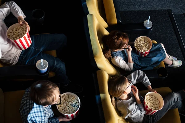 Vista aerea dei bambini in bicchieri 3d mangiare tazza di carta nel cinema — Foto stock