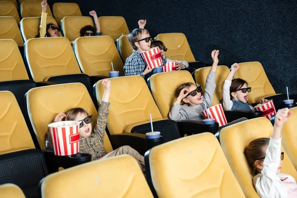 Amigos multiculturais animado mostrando gesto de vitória enquanto assistindo filme juntos — Fotografia de Stock