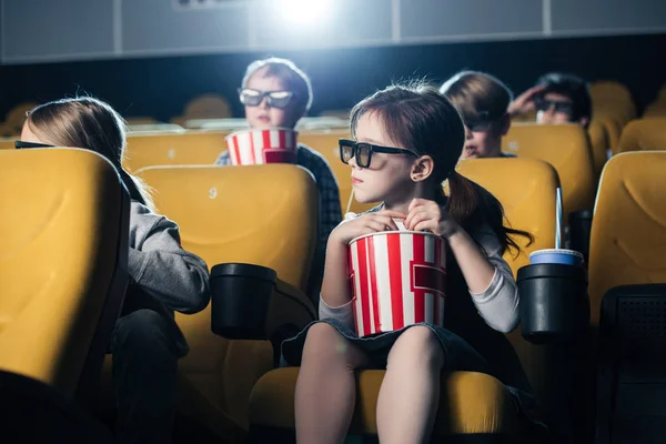 Amis multiculturels dans des lunettes 3D regarder un film au cinéma ensemble — Photo de stock