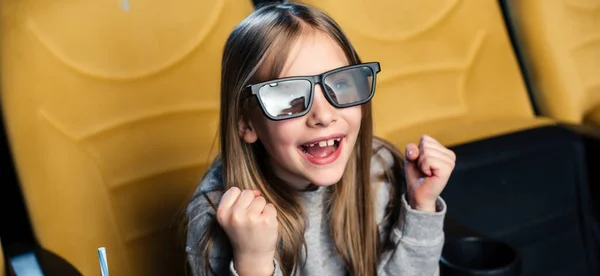 Tiro panorâmico de criança abandonada em óculos 3d assistindo filme no cinema — Fotografia de Stock