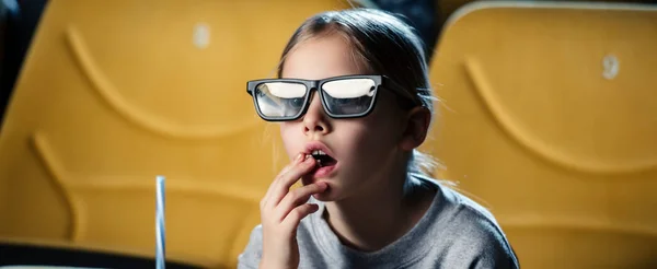 Tiro panorámico de niño lindo en gafas 3d viendo película en el cine - foto de stock