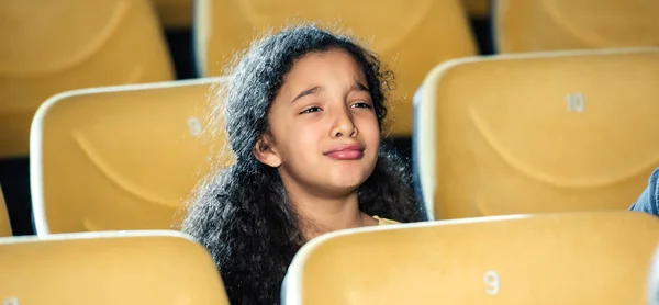 Plan panoramique de triste enfant afro-américain regardant un film au cinéma — Photo de stock