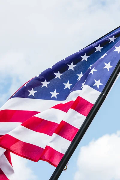 Vista de ángulo bajo de la bandera americana con estrellas y rayas - foto de stock
