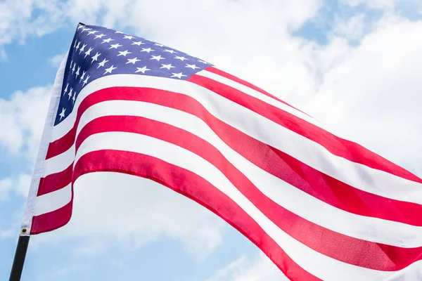 Visão de baixo ângulo da bandeira americana com estrelas e listras contra o céu azul — Fotografia de Stock