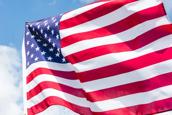 EUA bandeira com estrelas e listras contra o céu azul — Fotografia de Stock