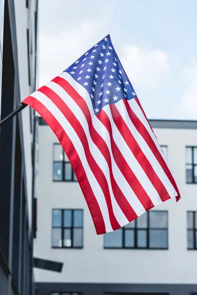 Sterne und Streifen auf amerikanischer Flagge in der Nähe von Gebäuden — Stockfoto