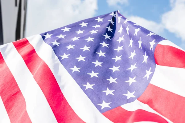Baixo ângulo de visão de estrelas e listras na bandeira nacional da América — Fotografia de Stock