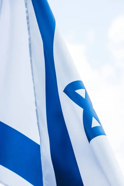 Gros plan du drapeau national d'Israël contre le ciel avec des nuages — Photo de stock