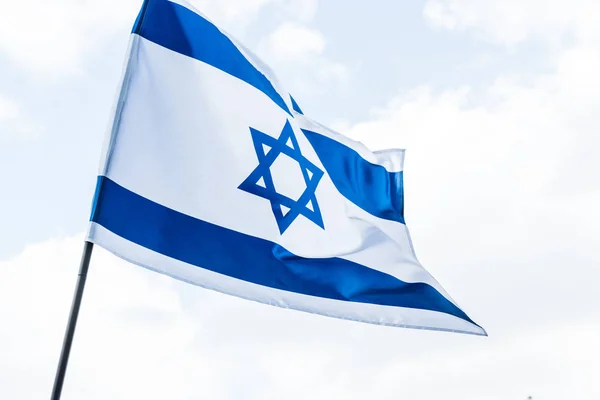 Visão de baixo ângulo da bandeira nacional de israel com estrela de david contra o céu com nuvens — Fotografia de Stock