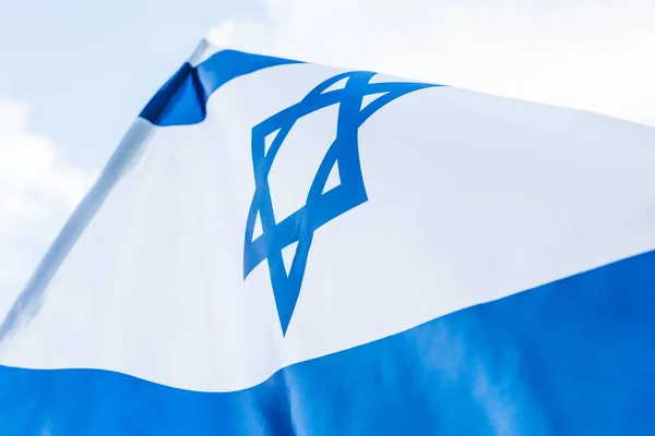 Bajo ángulo de visión nacional de Israel bandera con estrella de David - foto de stock