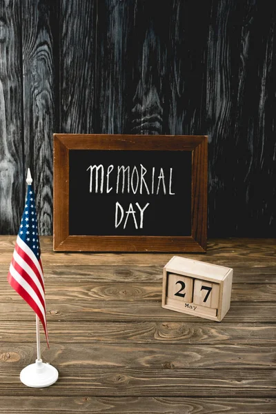 Chalkboard with memorial day lettering near wooden cubes with date and flag of america — Stock Photo