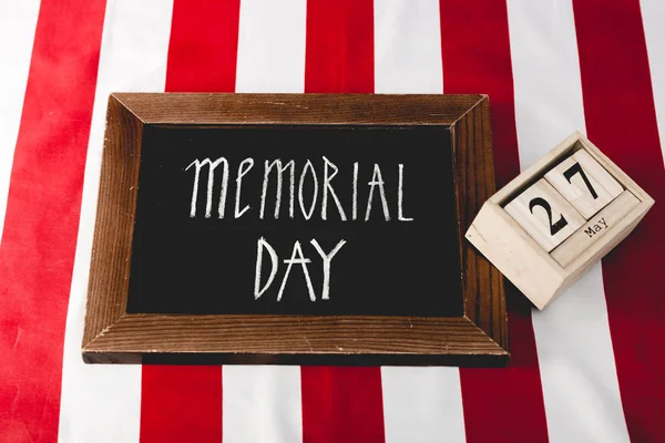 Memorial day letters on black board near wooden cubes with date — Stock Photo