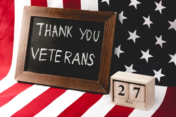 Tableau noir avec remerciements vétérans lettrage près du drapeau de l'Amérique et des cubes avec date — Photo de stock