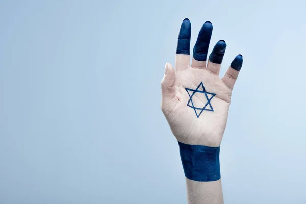 Abgeschnittene Ansicht der weiblichen Hand mit nationalem Stern von David isoliert auf blau — Stockfoto