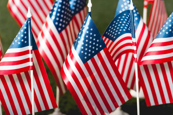 Enfoque selectivo de banderas americanas con estrellas y rayas - foto de stock